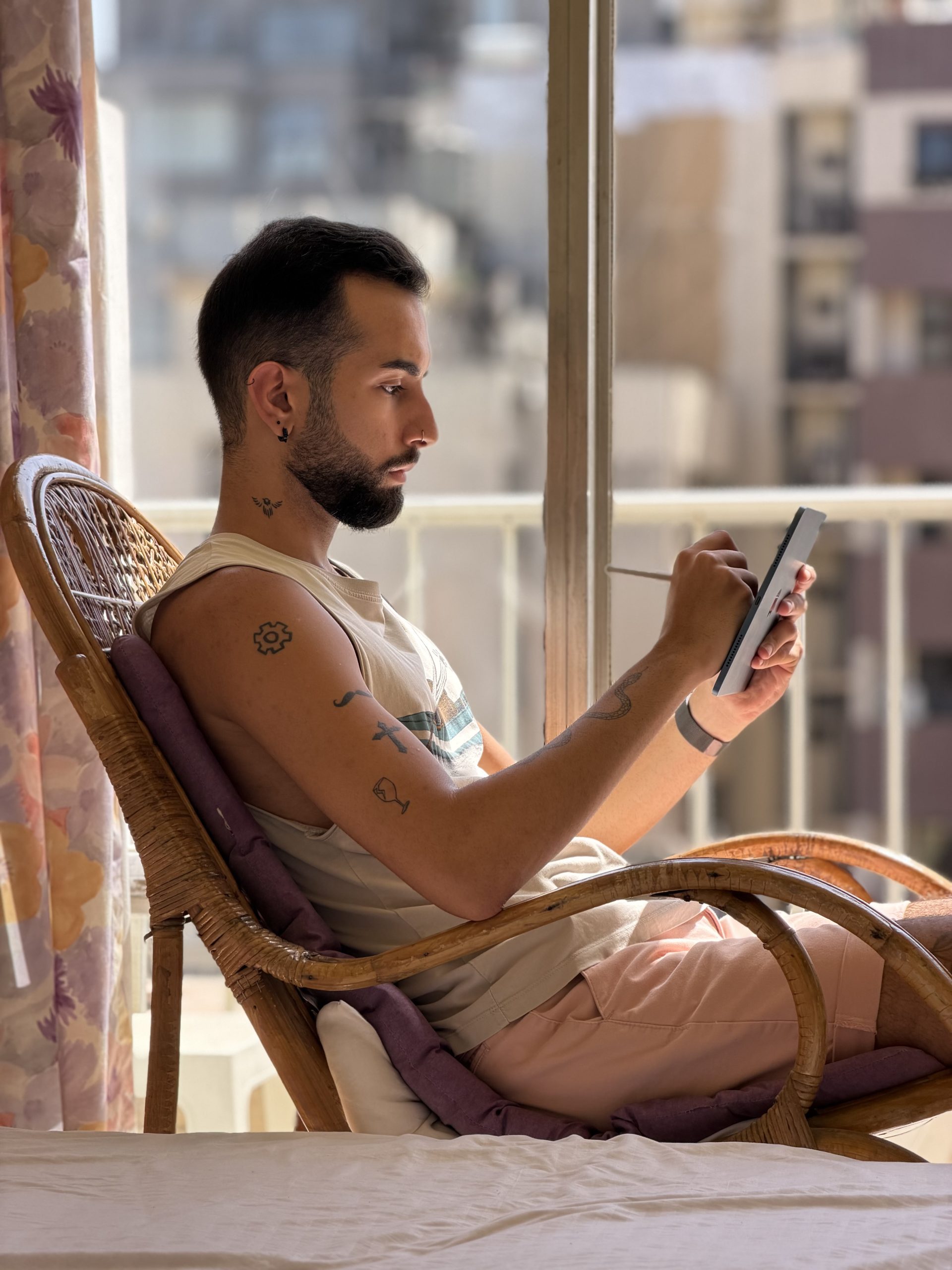 تصویر فردی که با اپل پنسل مینویسد، با آیفون 17 پرو مکس در حالت تلهفوتو 4x گرفته شده است