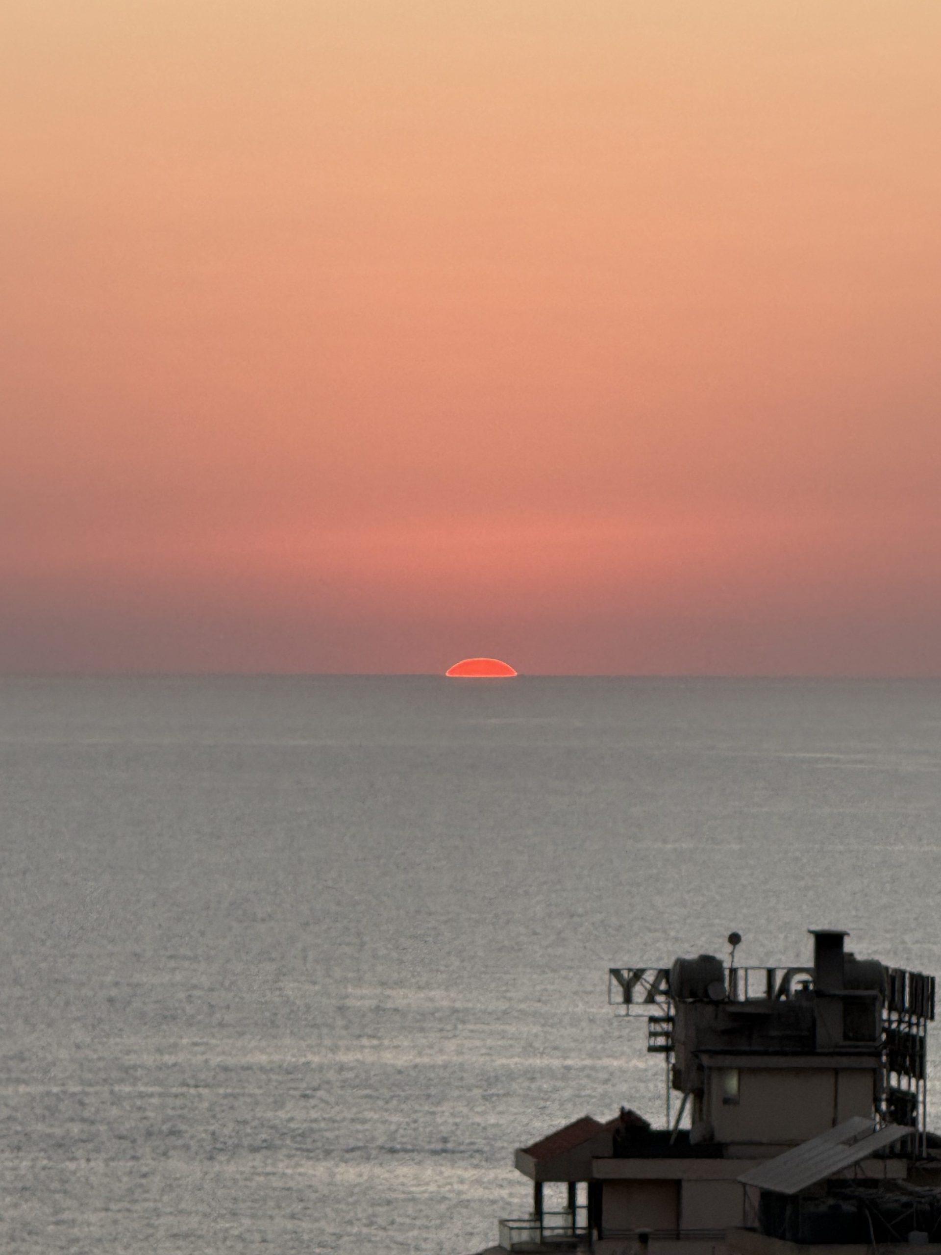 Picture of a sunset with the iPhone 16 Pro Max at 10x telephoto