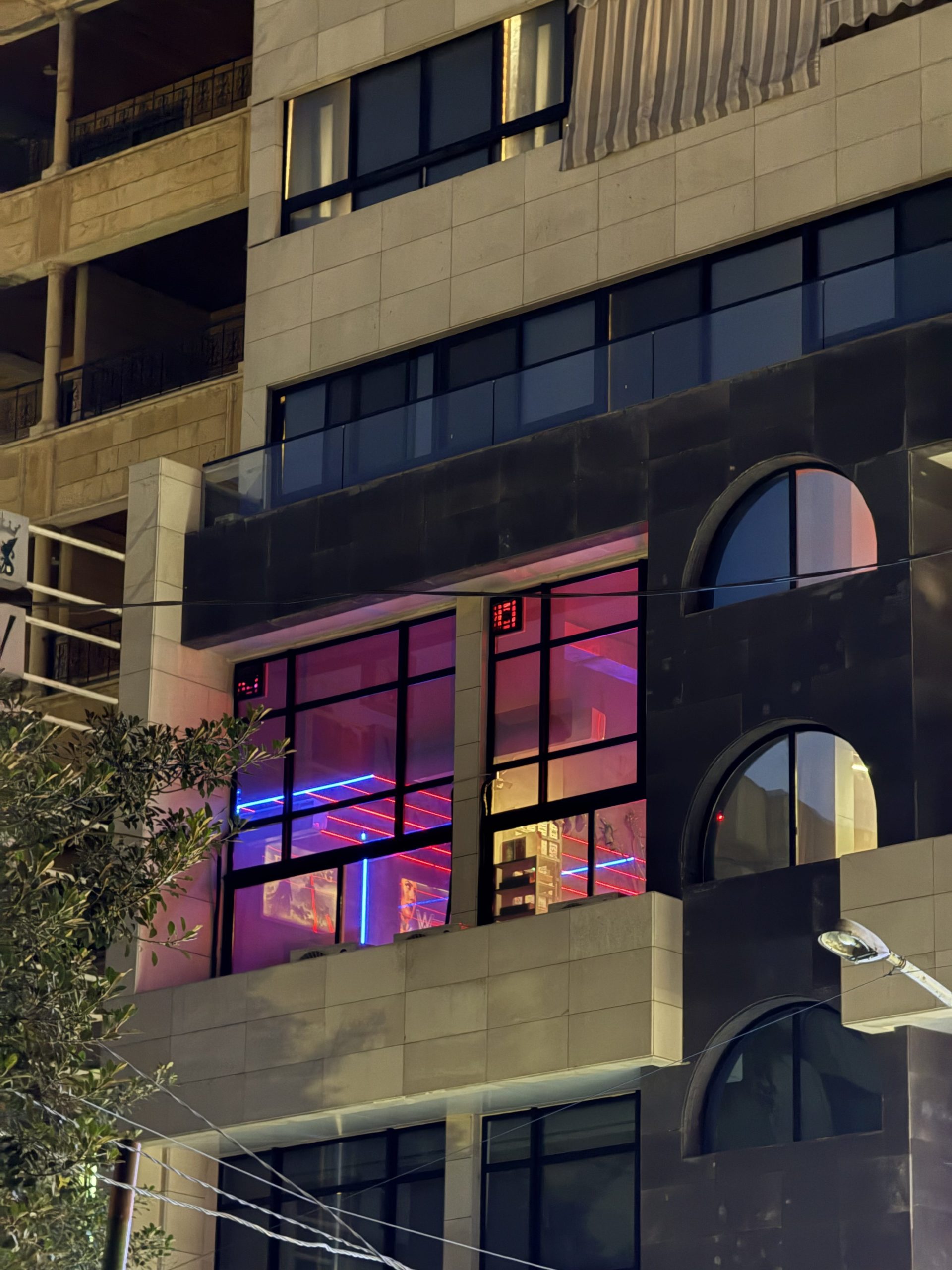 تصویر چراغ‌های نئون با آیفون ۱۶ پرو مکس با زوم تله فوتو 5X