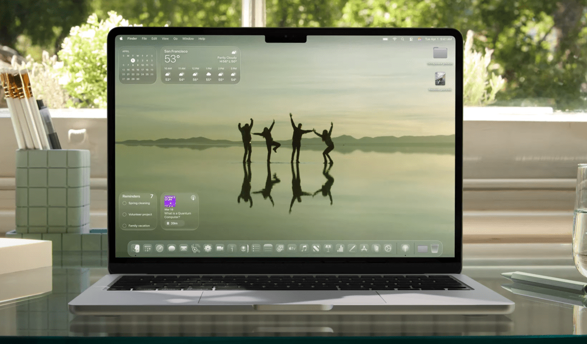Apple MacOS Tahoe Liquid Glass desktop