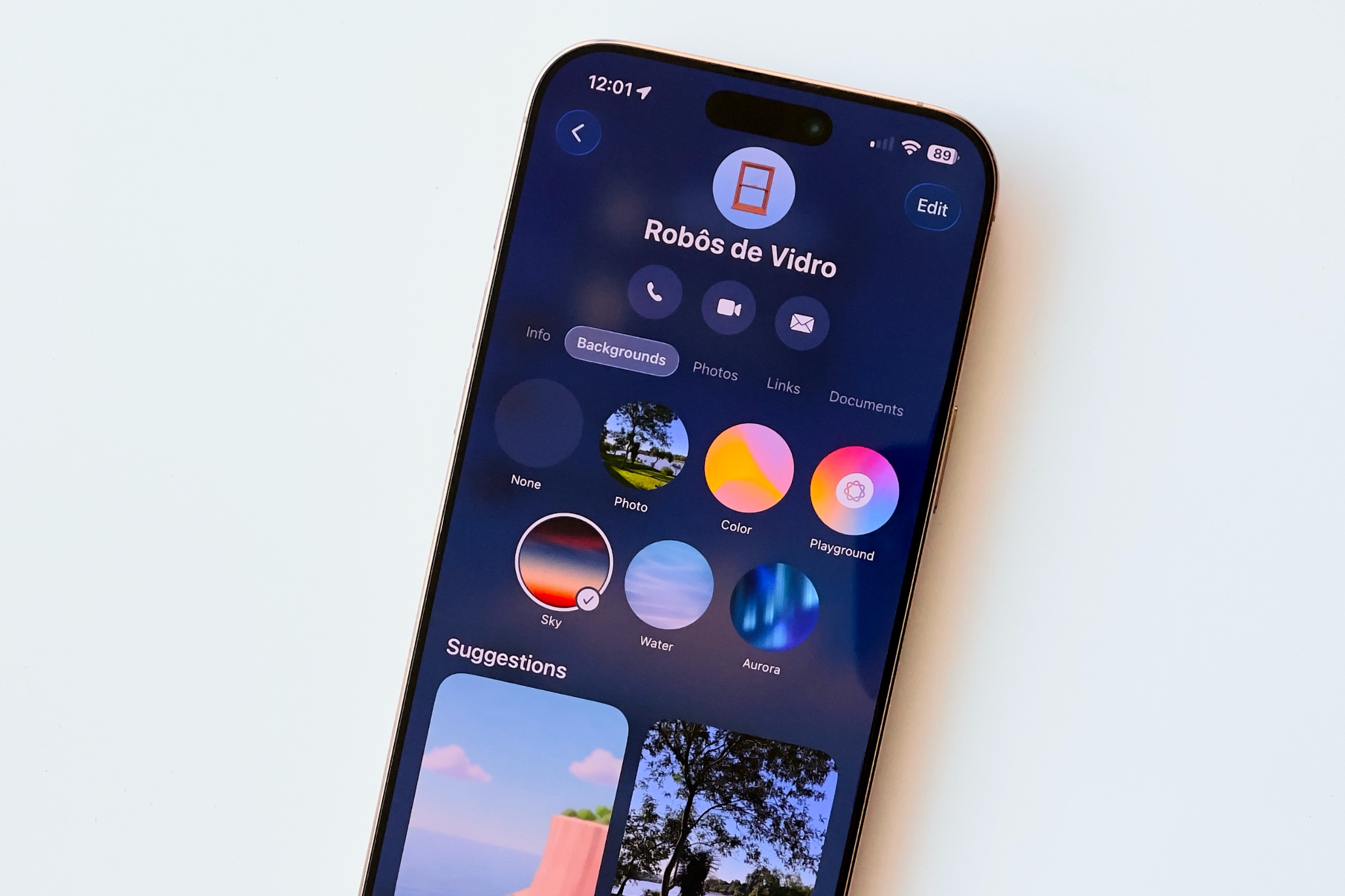 iOS 26 iMessage backgrounds