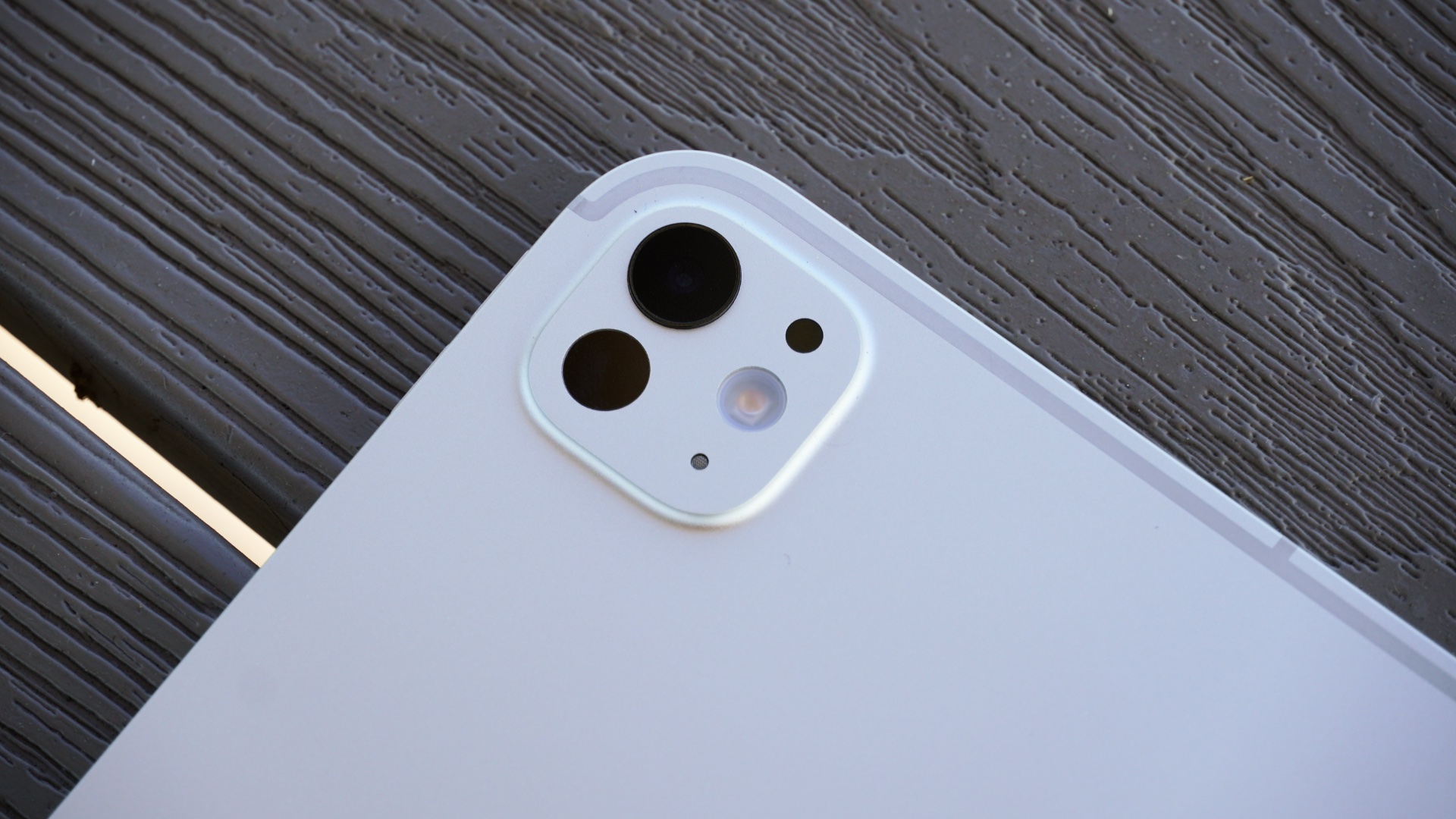 iPad Pro 11 M4 camera housing