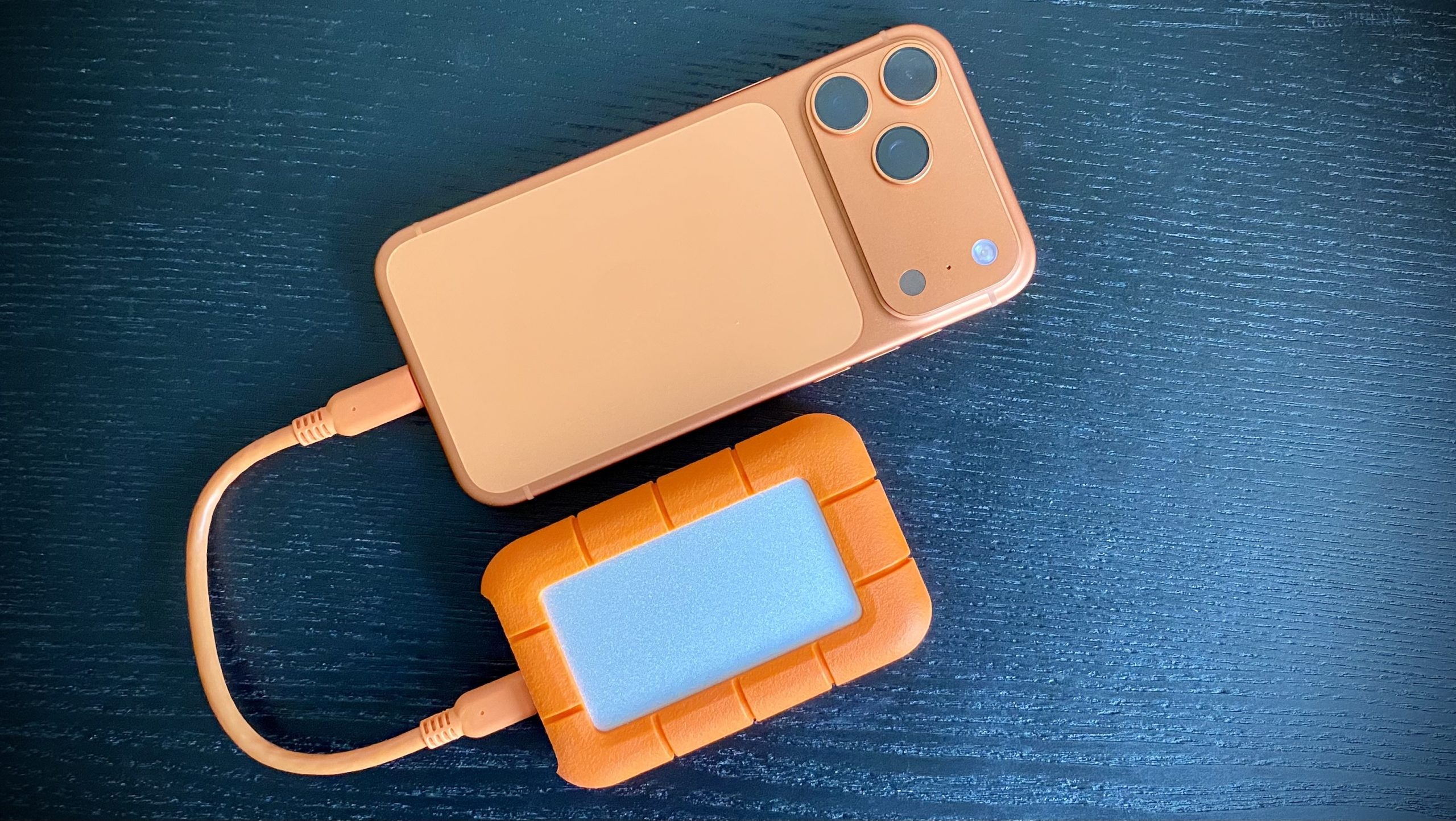 Apple iPhone 17 Pro in Orange mit angesteckter SSD von Lavie