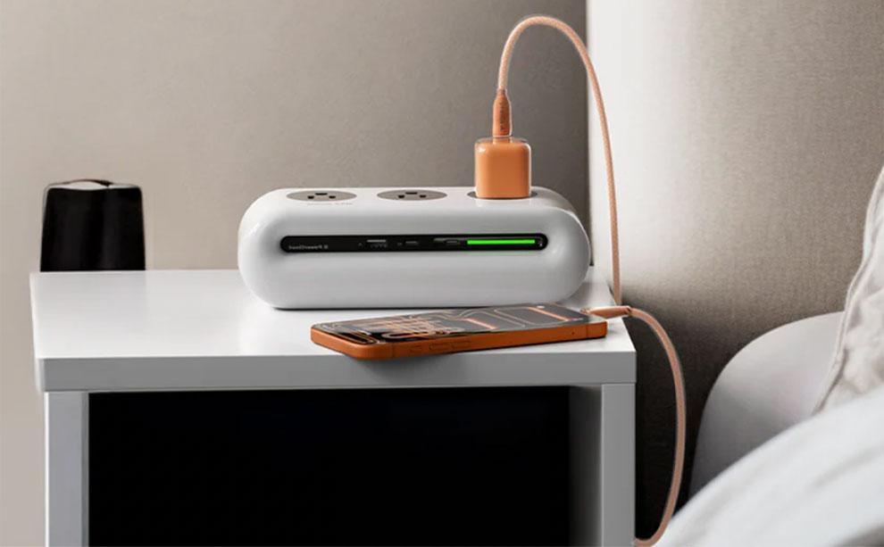 Torras Icenano FoldPro Fast Charger Block 45W Orange room